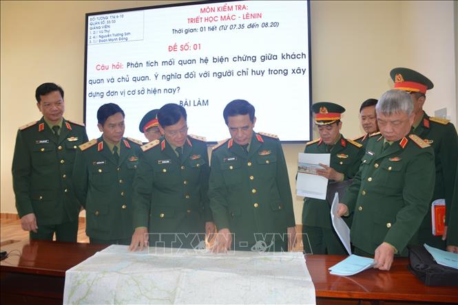 Bộ trưởng Phan Văn Giang trao đổi cùng cán bộ, giảng viên Học viện Lục quân. Ảnh TTXVN phát