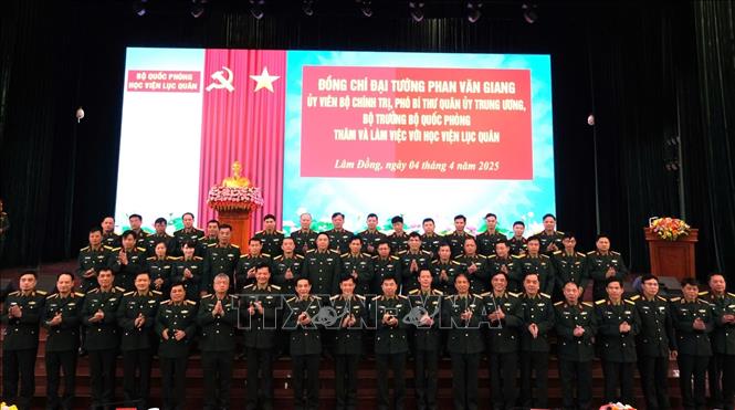 Đoàn công tác Bộ quốc phòng chụp ảnh lưu niệm cùng lãnh đạo, giảng viên Học viện Lục quân. Ảnh TTXVN phát