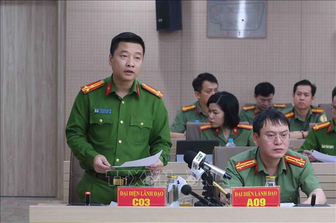 Thượng tá Vũ Thanh Tùng, Phó Cục trưởng Cục cảnh sát điều tra về tham nhũng, kinh tế, buôn lậu trả lời họp báo. Ảnh: Phạm Kiên - TTXVN