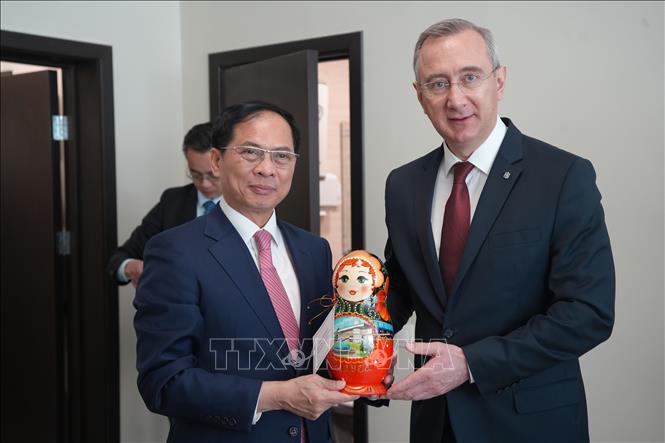 Thống đốc tỉnh Kaluga, ông Vladislav Shapsha tặng quà lưu niệm Phó Thủ tướng, Bộ trưởng Ngoại giao Bùi Thanh Sơn. Ảnh: Lê Quang Vinh - PV TTXVN tại Nga