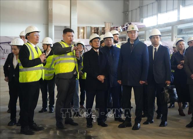 Phó Thủ tướng, Bộ trưởng Ngoại giao Bùi Thanh Sơn tham quan nhà máy sản xuất sữa của Công ty TNHH TH Milk Industry tại tỉnh Kaluga, LB Nga. Ảnh: Lê Quang Vinh - PV TTXVN tại Nga