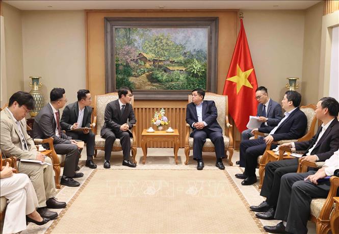 Deputy Prime Minister Nguyen Chi Dung receives LG Display Vietnam General Director Choi In Kwan. VNA Photo: An Đăng 