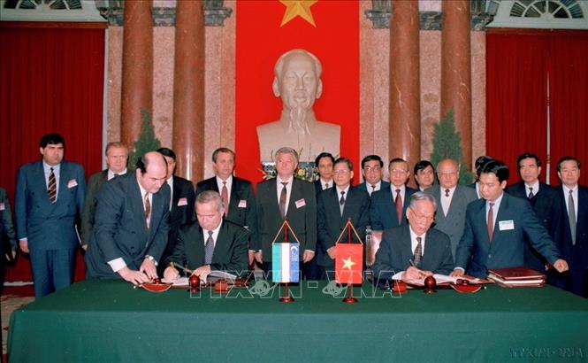 Chủ tịch nước Lê Đức Anh và Tổng thống Uzbekistan Islam Karimov ký Hiệp ước về những cơ sở quan hệ và hợp tác Việt Nam - Uzbekistan (Hà Nội, 28/3/1996). Ảnh: Minh Điền - TTXVN