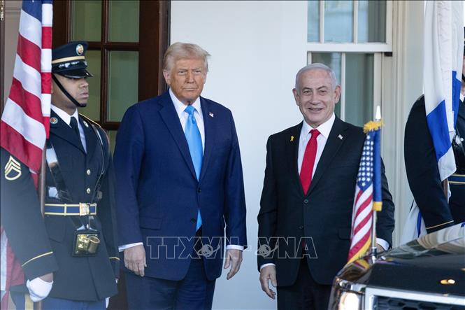 Tổng thống Mỹ Donald Trump (thứ 2, trái) đón Thủ tướng Israel Benjamin Netanyahu (phải) tại Nhà Trắng, ngày 4/2/2025. Ảnh: THX/TTXVN