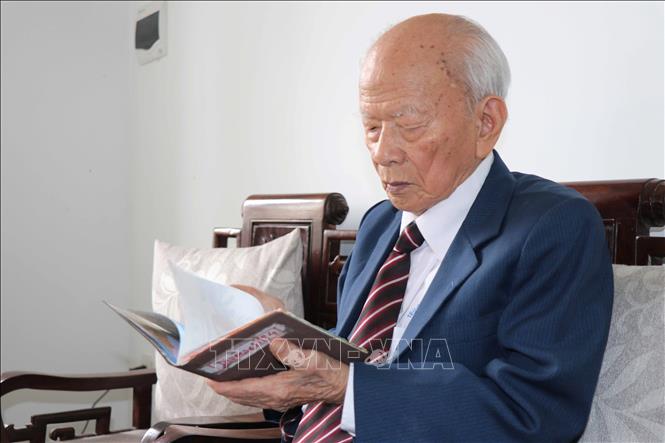 Thiếu tướng Huỳnh Đắc Hương ôn lại những kỷ niệm với Đại tướng, Tổng Chỉ huy Khamtay Siphandone.
Ảnh: Đoàn Hữu Trung - TTXVN