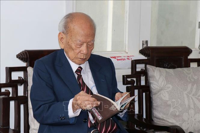 Thiếu tướng Huỳnh Đắc Hương ôn lại những kỷ niệm với Đại tướng, Tổng Chỉ huy Khamtay Siphandone.
Ảnh: Đoàn Hữu Trung - TTXVN