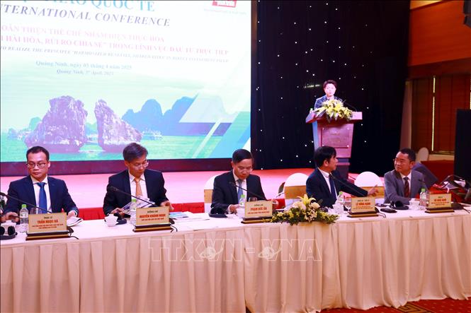 Các đại biểu chủ trì hội thảo. Ảnh: Đức Hiếu - TTXVN