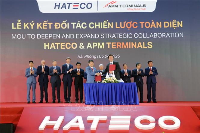 Lễ ký kết đối tác chiến lược giữa Tập đoàn Hateco và Tập đoàn APM TERMINALS. Ảnh: Hoàng Ngọc - TTXVN