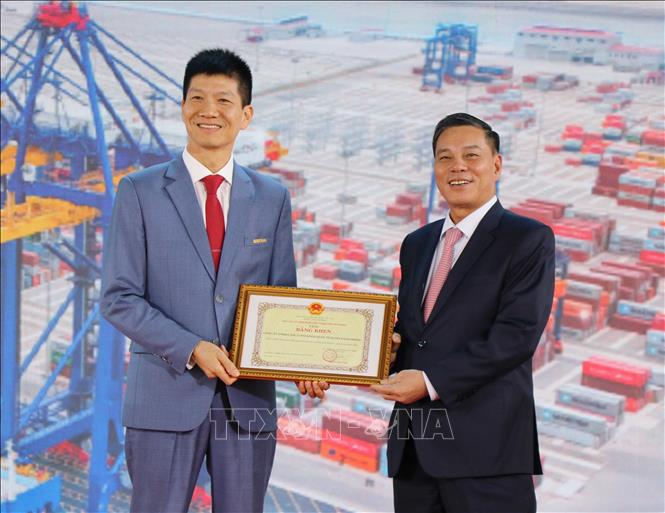 Ông Nguyễn Văn Tùng, Chủ tịch UBND thành phố Hải Phòng tặng bằng khen cho Công ty TNHH Cảng Container Quốc tế Hateco Hải Phòng vì đã có thành tích đóng góp cho sự phát triển của thành phố. Ảnh: Hoàng Ngọc - TTXVN