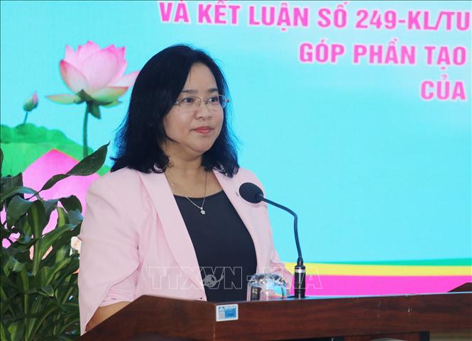 Bà Huỳnh Thị Hoài Thu, Giám đốc Sở Văn hóa, Thể thao và Du lịch tỉnh Đồng Tháp phát biểu tại Hội nghị. Ảnh: Nguyễn Văn Trí - TTXVN