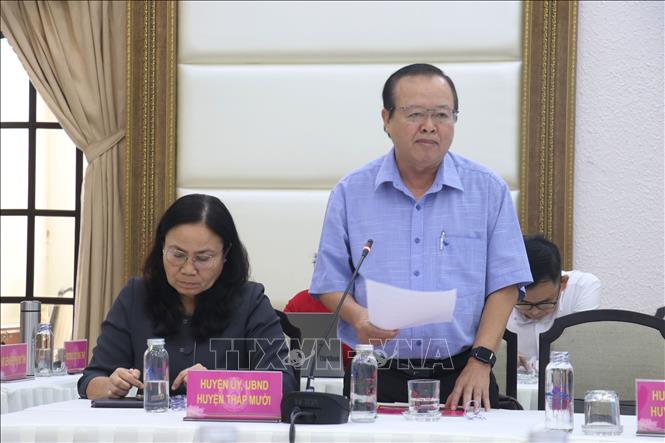 Ông Nguyễn Văn Hiệp, Phó Chủ tịch UBND huyện Tháp Mười phát biểu về phát triển cây sen làm du lịch. Ảnh: Nguyễn Văn Trí - TTXVN
