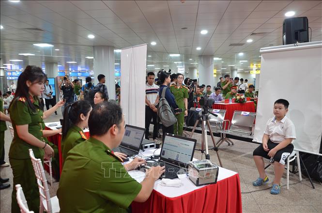 Học sinh được ưu tiên cấp thẻ căn cước tại nhà ga Metro số 1. Ảnh: Linh Sơn - TTXVN