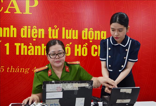 Thủ tục cấp thẻ căn cước tại nhà ga Metro số 1 nhanh chóng, thuận lợi. Ảnh: Linh Sơn - TTXVN