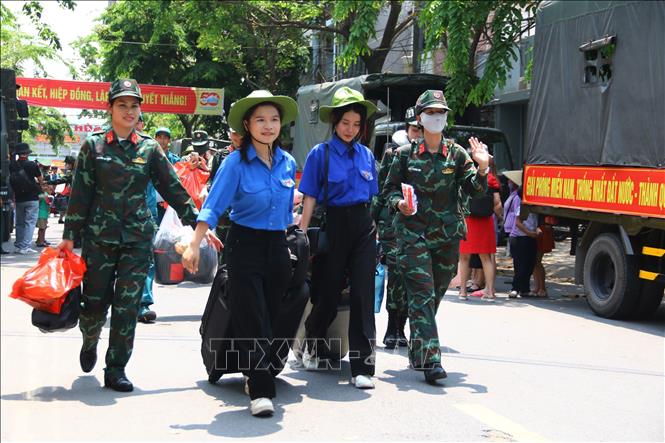 Lực lượng thanh niên tỉnh Đồng Nai hỗ trợ các quân nhân chuyển đồ tại ga Biên Hòa. Ảnh: Lê Xuân-TTXVN