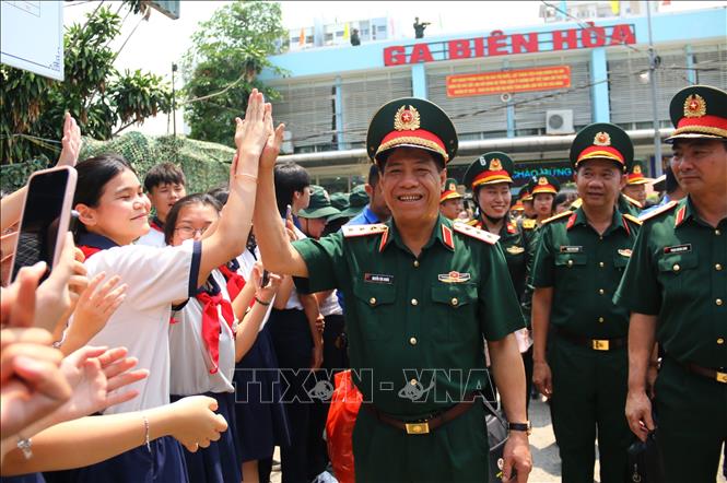 Thượng tướng Nguyễn Văn Nghĩa, Phó Tổng Tham mưu trưởng Quân đội nhân dân Việt Nam dẫn đầu đoàn với những các bắt tay chào đón nồng nhiệt từ người dân Đồng Nai. Ảnh: Lê Xuân-TTXVN