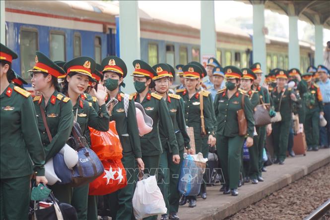 Những chiến sĩ đầu tiên di chuyển đến ga Biên Hòa (Đồng Nai) chuẩn bị tập luyện thực hiện nhiệm vụ. Ảnh: Lê Xuân-TTXVN            