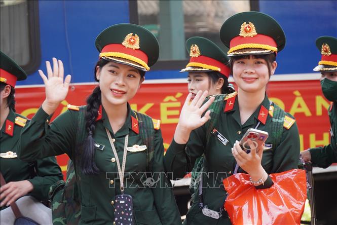 Các chiến sĩ rạng rỡ dù mới trải qua hành trình dài và thời tiết nắng gắt của mùa khô phía Nam. Ảnh: Lê Xuân-TTXVN    