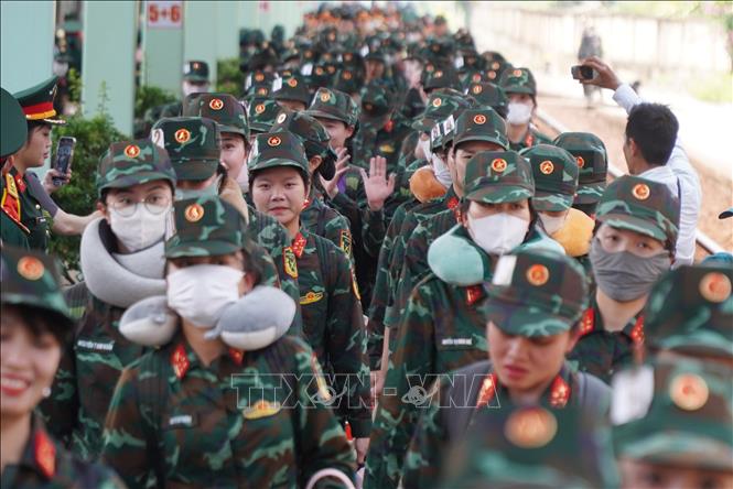 Những chiến sĩ đầu tiên di chuyển đến ga Biên Hòa (Đồng Nai) chuẩn bị tập luyện thực hiện nhiệm vụ. Ảnh: Lê Xuân-TTXVN