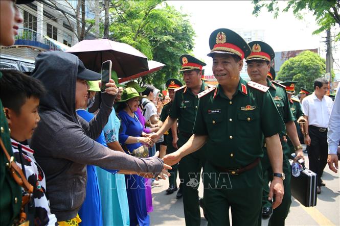 Thượng tướng Nguyễn Văn Nghĩa, Phó Tổng Tham mưu trưởng Quân đội nhân dân Việt Nam dẫn đầu đoàn với những các bắt tay chào đón nồng nhiệt từ người dân Đồng Nai. Ảnh: Lê Xuân-TTXVN