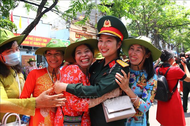 Một nữ quân nhân được người thân đến đón tại ga Biên Hòa, Đồng Nai. Ảnh: Lê Xuân-TTXVN