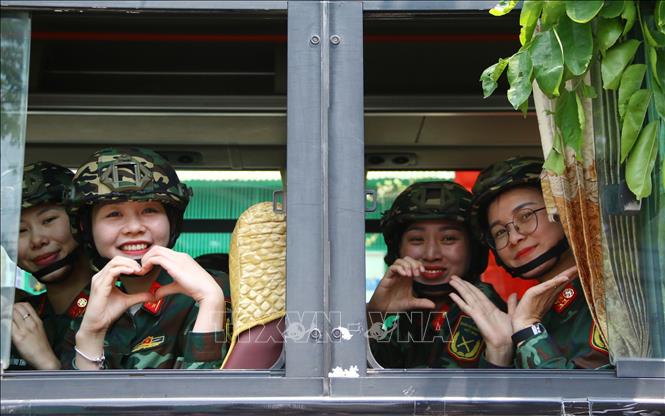 Các nữ quân nhân nở nụ cười rạng rỡ dù vừa trải qua chuyến đi dài từ Bắc vào Nam thực hiện nhiệm vụ. Ảnh: Lê Xuân-TTXVN