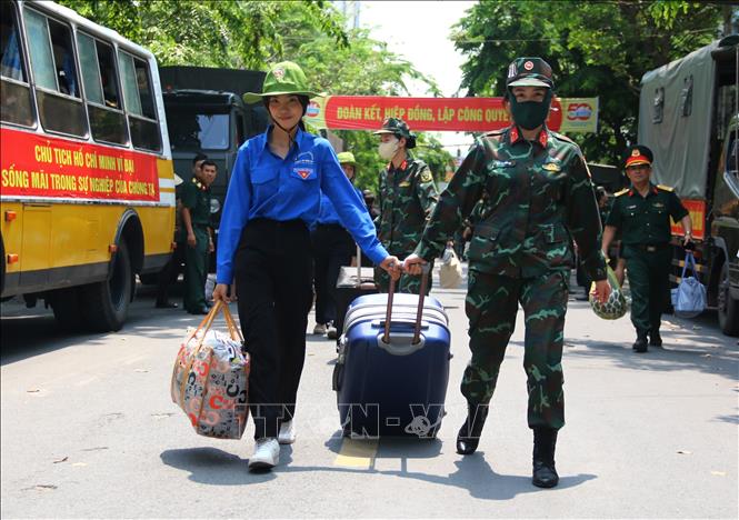 Lực lượng thanh niên tỉnh Đồng Nai hỗ trợ các quân nhân chuyển đồ tại ga Biên Hòa, Đồng Nai. Ảnh: Lê Xuân-TTXVN
