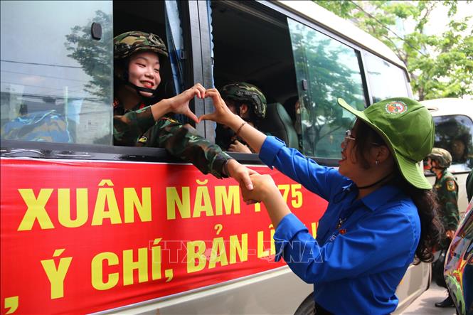 Quân nhân được người dân tỉnh Đồng Nai chào đón bằng những tình cảm ấm áp. Ảnh: Lê Xuân-TTXVN