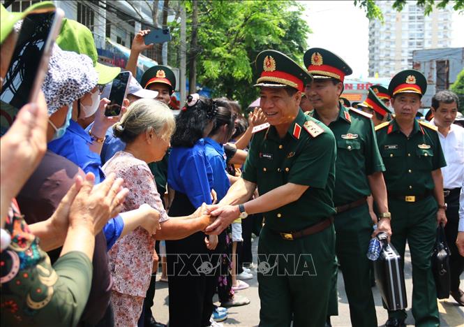 Thượng tướng Nguyễn Văn Nghĩa, Phó Tổng Tham mưu trưởng Quân đội nhân dân Việt Nam dẫn đầu đoàn với những các bắt tay chào đón nồng nhiệt từ người dân Đồng Nai. Ảnh: Lê Xuân-TTXVN