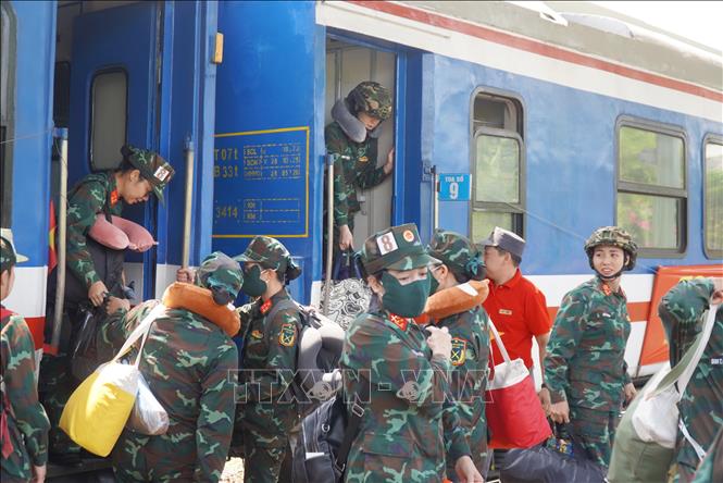 Các chiến sĩ di chuyển xuống tàu sau chuyến hành trình dài từ Bắc và Nam thực hiện nhiệm vụ. Ảnh: Lê Xuân-TTXVN