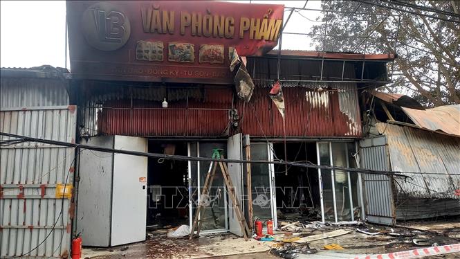 Theo người dân, đám cháy bắt đầu từ cửa hàng tạp hoá, sau đó ngọn lửa lan sang 2 kios bên cạnh. Ảnh: Đỗ Huyền - TTXVN