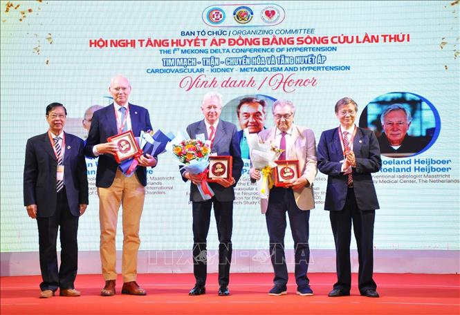 Vinh danh các giáo sư quốc tế đến từ châu Âu có nhiều đóng tích cực cho hội nghị. Ảnh: Ánh Tuyết - TTXVN