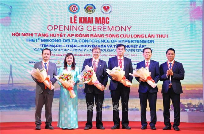 Ban tổ chức tặng hoa cảm ơn thầy cô, cán bộ quản lý Ngành y tế thành phố đóng góp tích cực vào sự thành công của hội nghị. Ảnh: Ánh Tuyết - TTXVN