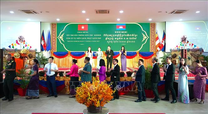 Vietnamese delegates join in Khmer people's romvong dance during the Chol Chnam Thmay festival. VNA Photo 