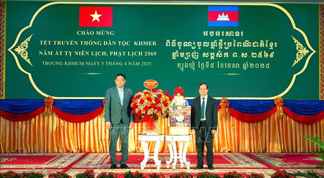 Tay Ninh's government sends congratulations to Tbong Khmum province of Cambodia on the occasion of the Chol Chnam Thmay festival. VNA Photo 