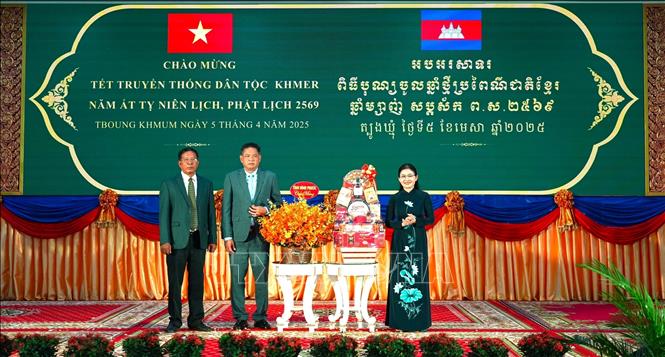 Binh Phuoc's government sends congratulations to Tbong Khnum province of Cambodia on the occasion of the Chol Chnam Thmay festival. VNA Photo 