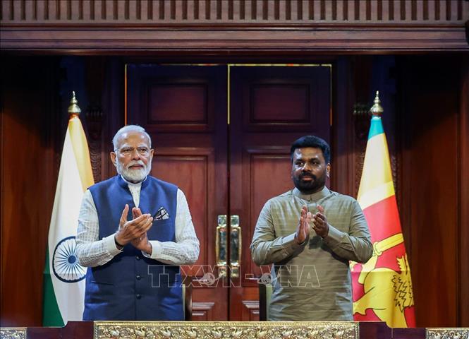 Tổng thống Sri Lanka Anura Kumara Dissanayake (phải) và Thủ tướng Ấn Độ Narendra Modi tại lễ ký kết biên bản ghi nhớ hợp tác ở Colombo, Sri Lanka, ngày 5/4/2025. Ảnh: ANI/TTXVN