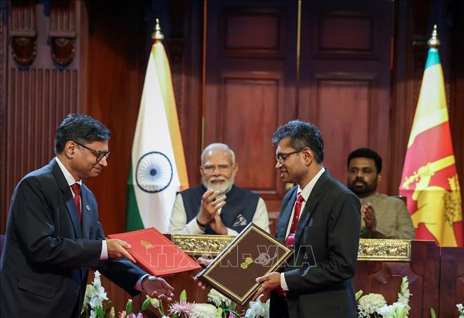 Tổng thống Sri Lanka Anura Kumara Dissanayake (phải) và Thủ tướng Ấn Độ Narendra Modi (thứ 2, trái) tại lễ ký kết biên bản ghi nhớ hợp tác ở Colombo, Sri Lanka, ngày 5/4/2025. Ảnh: ANI/TTXVN