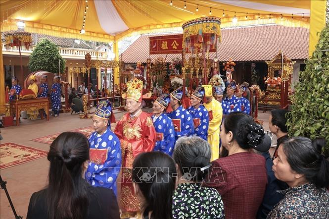 Lễ dâng phở lên đình làng. Ảnh: Trần Việt - TTXVN 