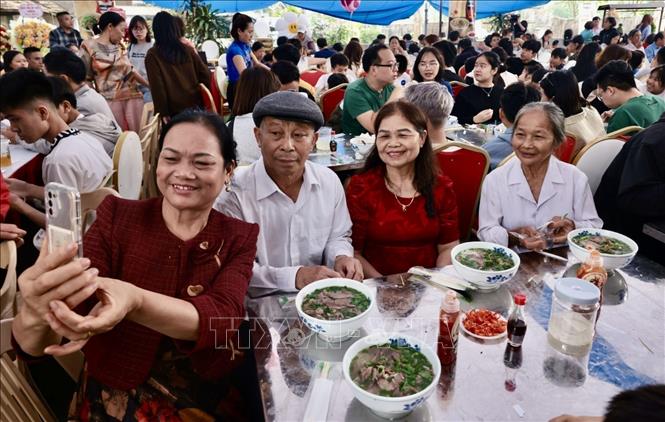 Các bác cao niên đến thưởng thức phở tại Lễ hội. Ảnh: Trần Việt - TTXVN 