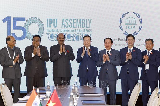 Chủ tịch Quốc hội Trần Thanh Mẫn và Chủ tịch Hạ viện Ấn Độ Om Birla với đại biểu chụp ảnh lưu niệm. Ảnh: Doãn Tấn - TTXVN