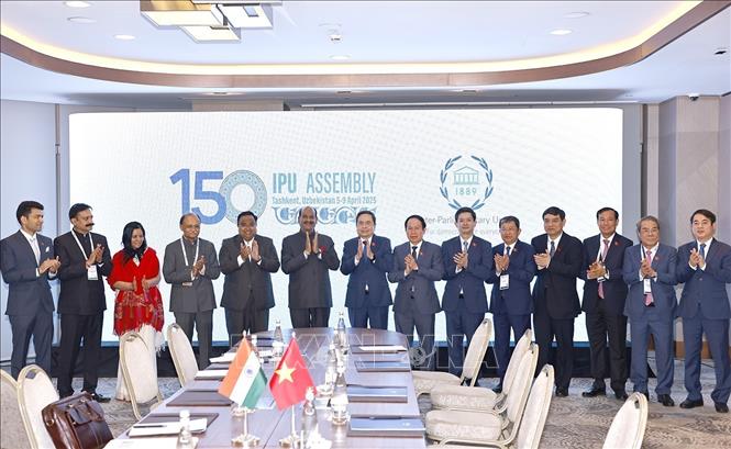 Chủ tịch Quốc hội Trần Thanh Mẫn và Chủ tịch Hạ viện Ấn Độ Om Birla với đại biểu chụp ảnh lưu niệm. Ảnh: Doãn Tấn - TTXVN