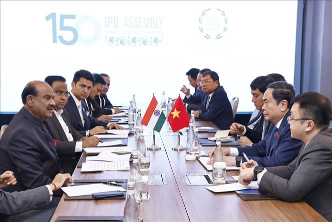 Chủ tịch Quốc hội Trần Thanh Mẫn gặp Chủ tịch Hạ viện Ấn Độ Om Birla bên lề Đại hội đồng lần thứ 150 của Liên minh Nghị viện thế giới (IPU-150). Ảnh: Doãn Tấn - TTXVN