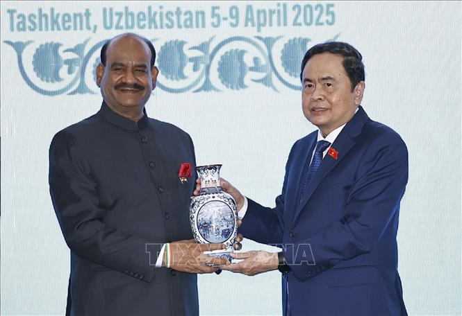 Chủ tịch Quốc hội Trần Thanh Mẫn tặng quà lưu niệm Chủ tịch Hạ viện Ấn Độ Om Birla. Ảnh: Doãn Tấn - TTXVN