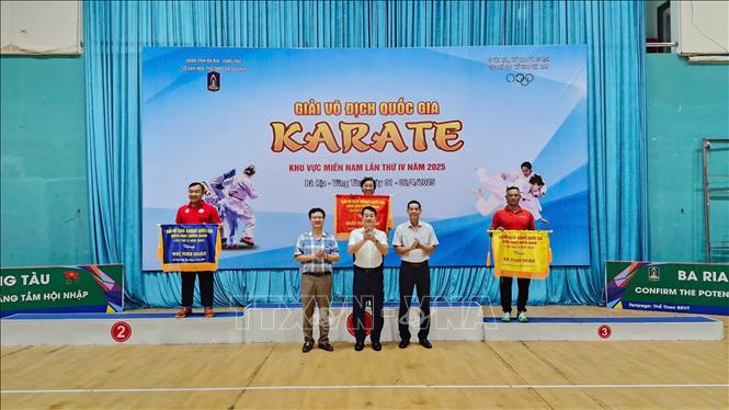 Ban tổ chức Giải vô địch Quốc gia Karate khu vực miền Nam lần thứ IV năm 2025 trao trao Cờ toàn đoàn của Cục Thể dục thể thao cho Thành phố Hồ Chí Minh, Đồng Tháp và Bình Dương. Ảnh: Huỳnh Sơn-TTXVN