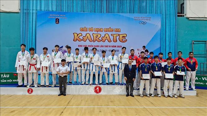 Trao giấy chứng nhận và huy chương cho các vận động viên đạt thành tích cao nội dung Kumite đồng đội nam lứa tuổi 15-17, đội Bà Rịa-Vũng Tàu đạt Huy chương Vàng ở nội dung này. Ảnh: Huỳnh Sơn-TTXVN