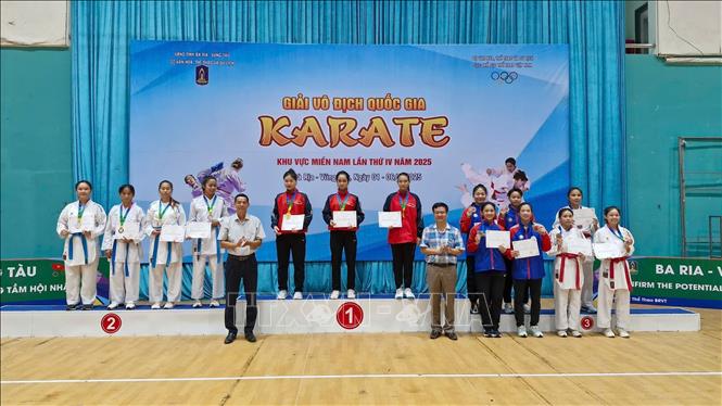Trao giấy chứng nhận và huy chương cho các vận động viên đạt thành tích cao nội dung Kumite đồng đội nữ (nhóm tuổi trên 18). Ảnh: Huỳnh Sơn-TTXVN
