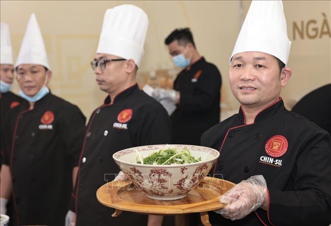 Nghệ nhân Cồ Khắc Đảm, làng nghề Vân Cù với tô phở đặc biệt. Ảnh: Trần Việt - TTXVN 