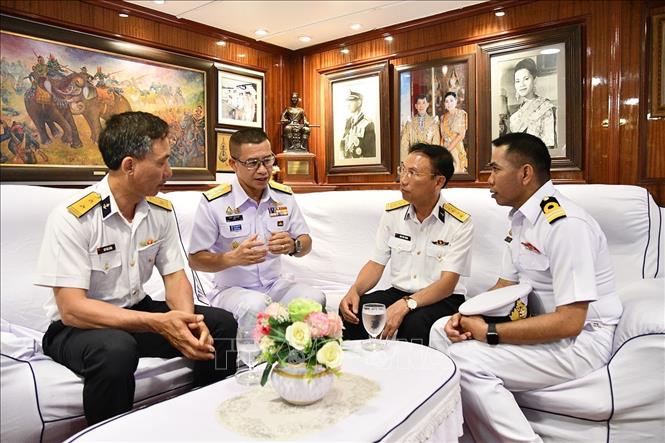 Phó Đô đốc Arpa Chapanont trao đổi với Đại tá Ngô Văn Thành trên Tàu FFG-421. Ảnh: TTXVN phát
