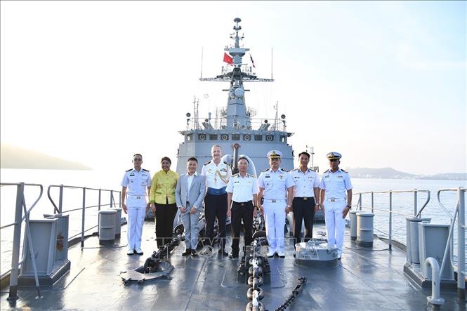 Các đại biểu trên Tàu FFG-421. Ảnh: TTXVN phát