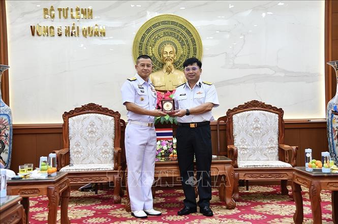 Thuyền trưởng Tàu FFG-421 tặng quà lưu niệm Đại tá Ngô Văn Thành. Ảnh: TTXVN phát